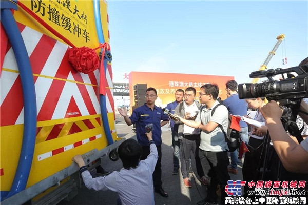 點開(kāi)讓你(nǐ)了(le)解徐工(gōng)随車(chē)自(zì)主研發"神器(qì)”——防撞緩沖車(chē)