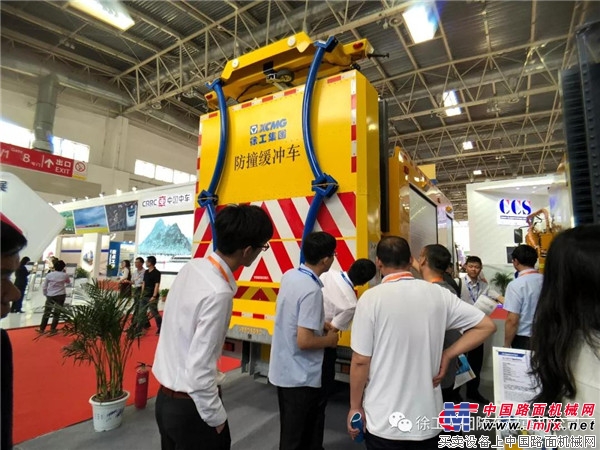 徐工(gōng)防撞緩沖車(chē)與道(dào)路(lù)清障車(chē)驚豔亮(liàng)相(xiàng)2018北(běi)京交通(tōng)展