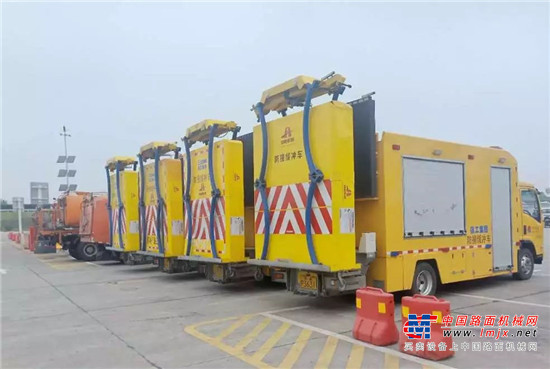 徐工(gōng)防撞車(chē)助力全國(guó)首次高(gāo)速公路(lù)直升機(jī)應急救援演練